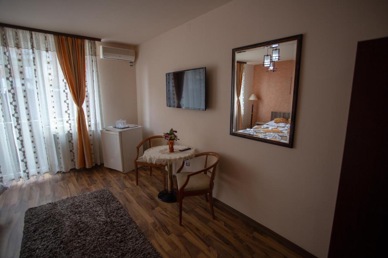 ホテル Casa Alex Târgu Jiu エクステリア 写真