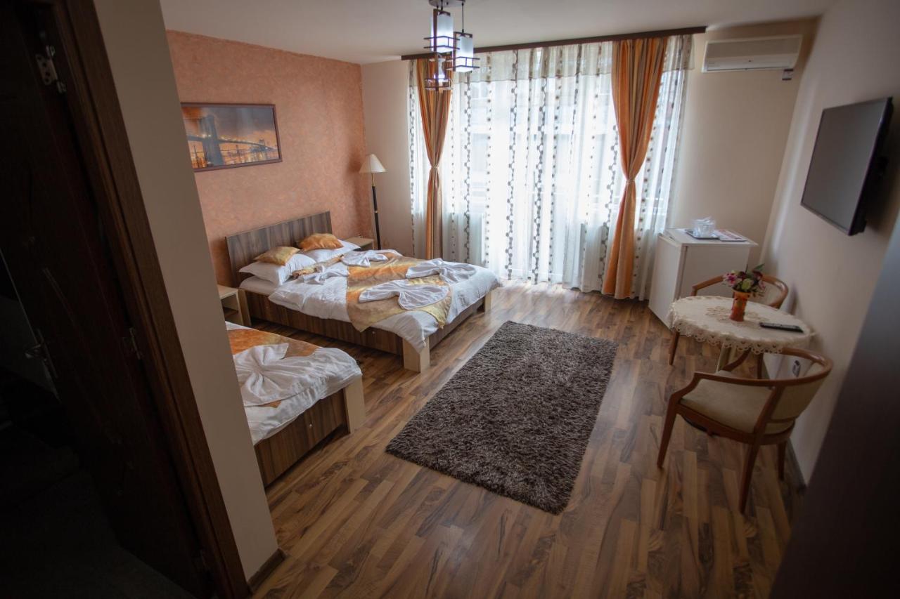 ホテル Casa Alex Târgu Jiu エクステリア 写真