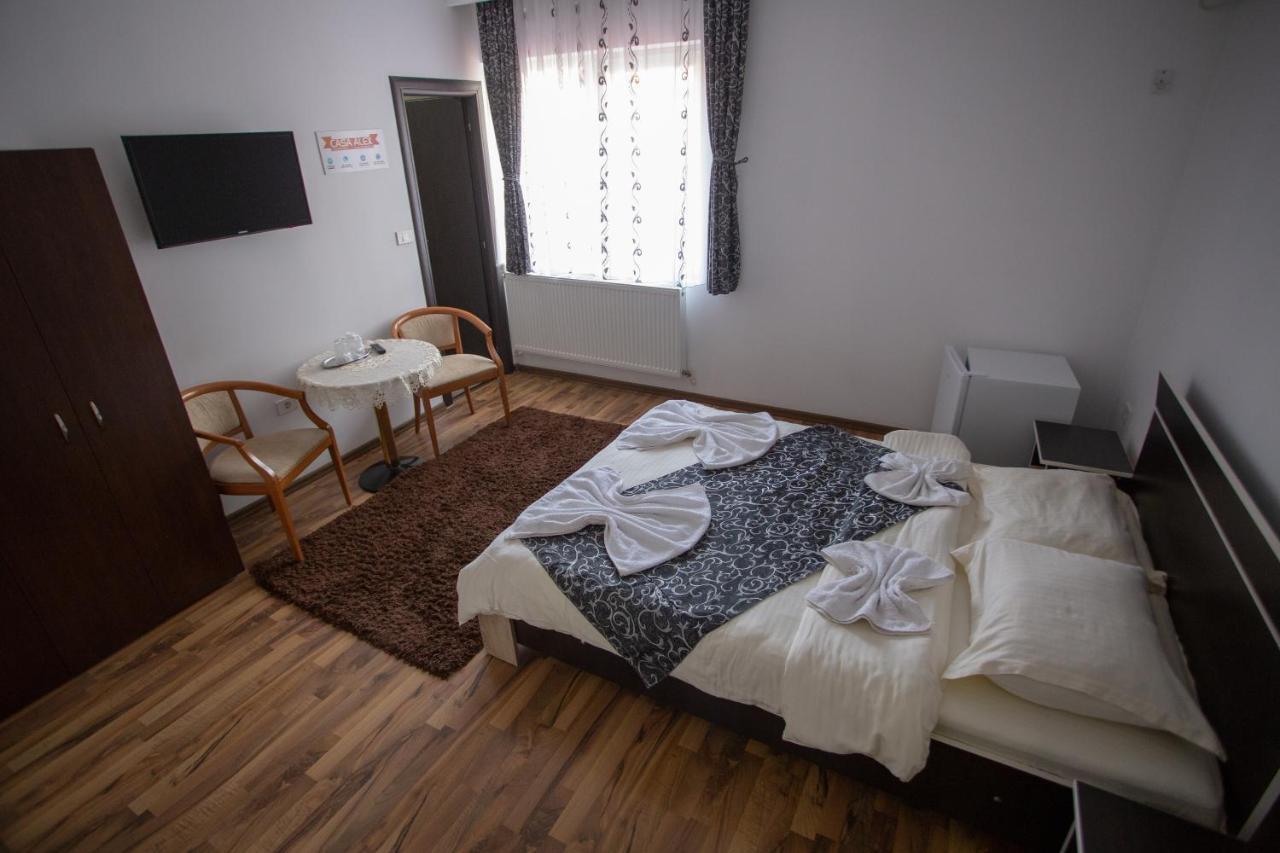 ホテル Casa Alex Târgu Jiu エクステリア 写真