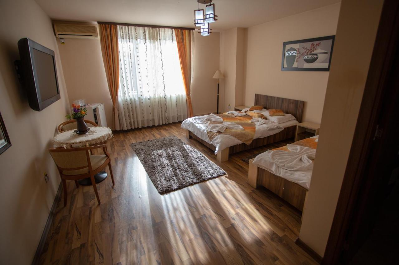 ホテル Casa Alex Târgu Jiu エクステリア 写真