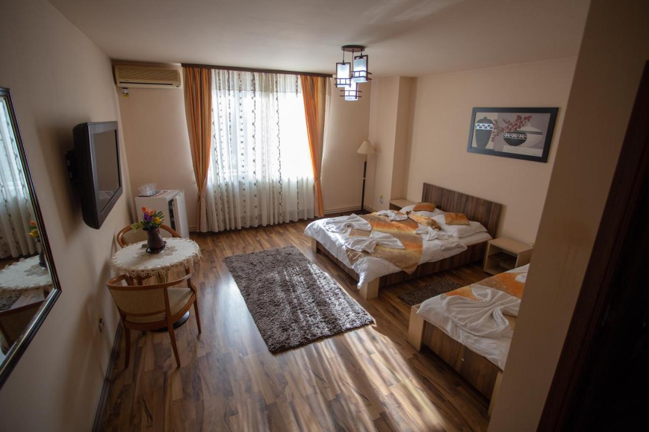 ホテル Casa Alex Târgu Jiu エクステリア 写真