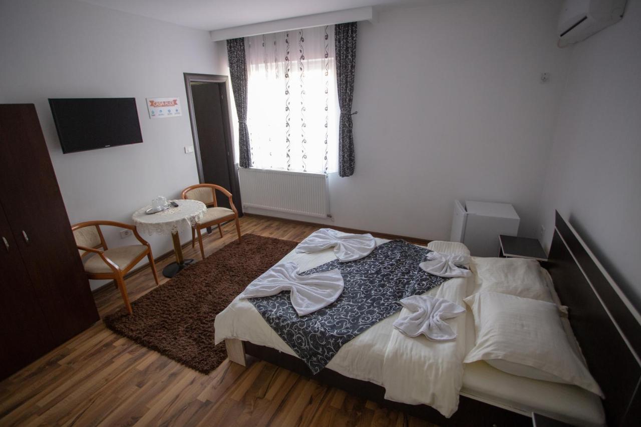 ホテル Casa Alex Târgu Jiu エクステリア 写真