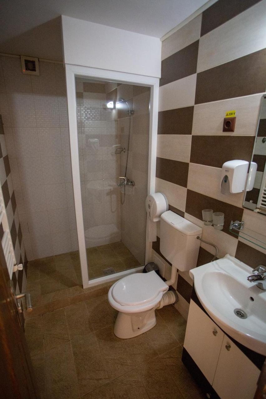 ホテル Casa Alex Târgu Jiu エクステリア 写真